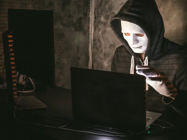 Bilgisayar korsanı - veri--dan laptop çalmak maskesi ile hoodie tişörtlü adam