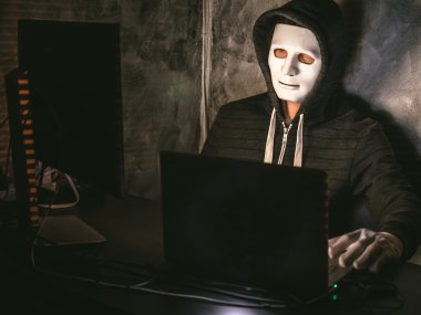 Bilgisayar korsanı - veri--dan laptop çalmak maskesi ile hoodie tişörtlü adam