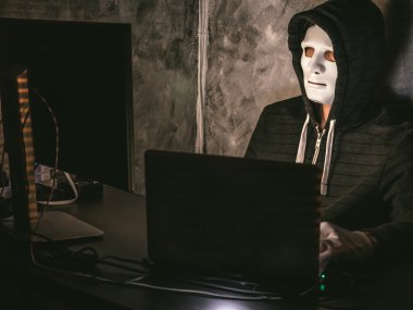 Bilgisayar korsanı - veri--dan laptop çalmak maskesi ile hoodie tişörtlü adam