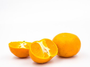 beyaz arkaplanda taze portakal meyvesi