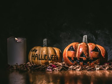 Halloween pumpkins koyu arka plan üzerinde mum ışığı ile.