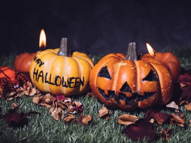Halloween pumpkins koyu arka plan üzerinde mum ışığı ile.