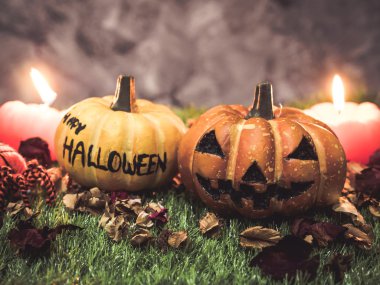 Halloween pumpkins koyu arka plan üzerinde mum ışığı ile.