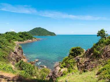 Dağda mavi gökyüzü ile güzel deniz manzarası. Kıyı şeridi manzara Tayland.