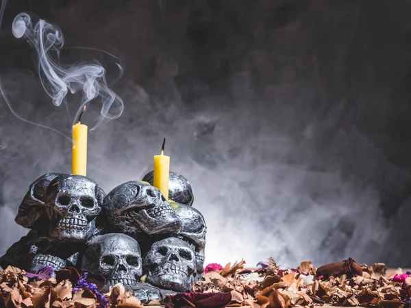 Calaveras con velas y flores secas sobre fondo oscuro . —  Fotos de Stock