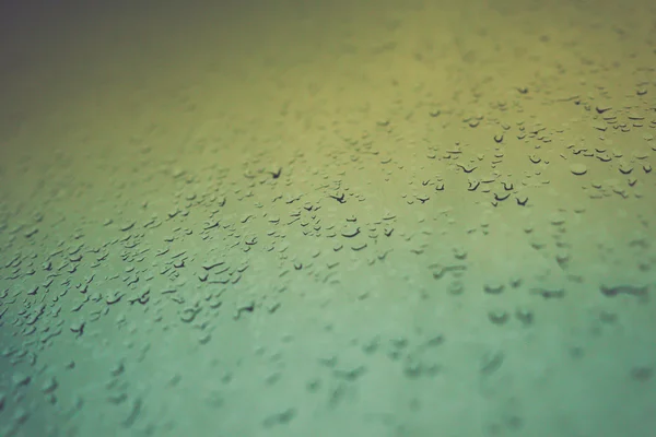 Alan cam window.shallow derinliği üzerinde yağmur damlaları — Stok fotoğraf