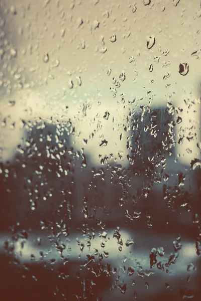 Regentropfen auf der Glasscheibe. — Stockfoto