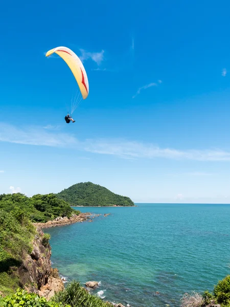 Prachtig zeegezicht met Paraglider vliegen in de blauwe hemel. — Stockfoto