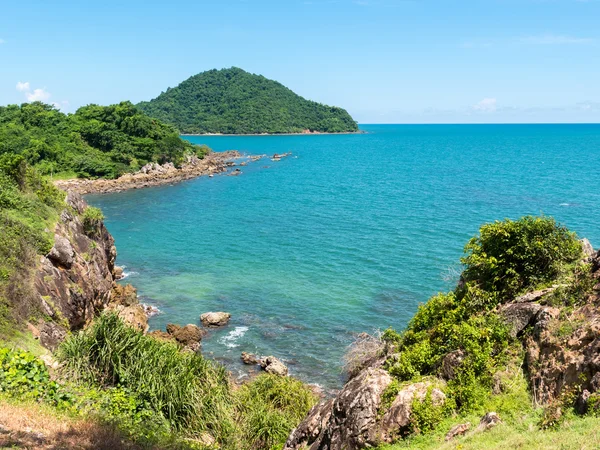 Prachtig zeegezicht met berg op blauwe hemel. Landschap van de kustlijn in Thailand. — Stockfoto