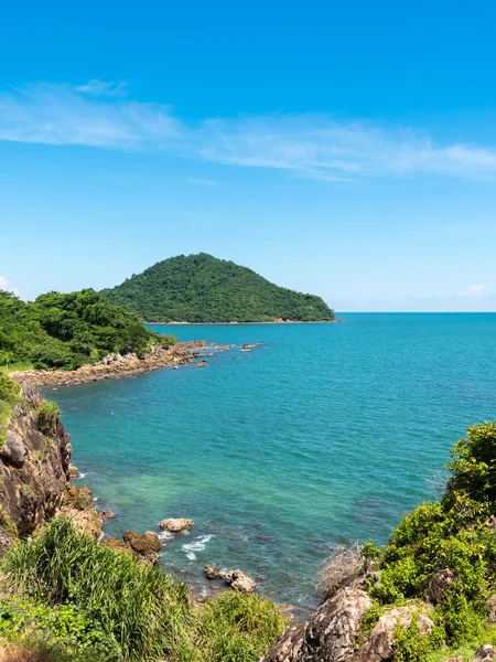 Prachtig zeegezicht met berg op blauwe hemel. Landschap van de kustlijn in Thailand. — Stockfoto