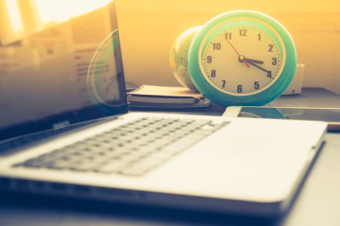 Laptop ile Ofis Masası üzerinde saat 