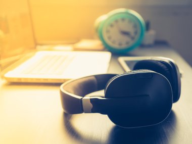 Ofis masasında dizüstü bilgisayar ile kulaklık 