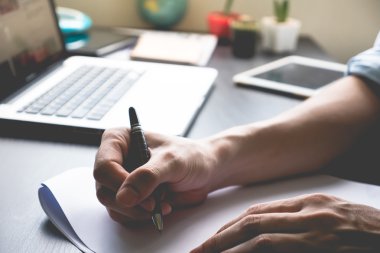 Erkek el ofis masasındaki kağıt üzerinde yazılı yakın çekim.