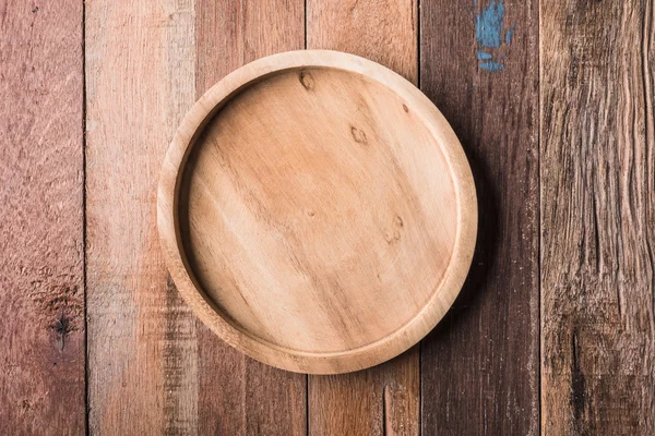 Вид сверху деревянной посуды на фоне деревянного стола . — стоковое фото