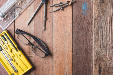 Araçlar ahşap masa arka plan gözlüklerle mühendislik en iyi görünüm. Metin için boş alan
