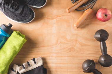 Ahşap masa arka plan, Fitness yaşam tarzı kavramı, metin için boş alan spor malzeme Üstten Görünüm