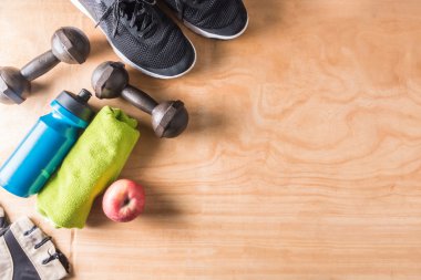 Ahşap masa arka plan üzerinde Spor şeyler üst görünümü, Fitness yaşam tarzı kavramı, tex için boş alan
