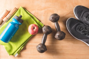Ahşap masa arka plan üzerinde Spor şeyler üst görünümü, Fitness yaşam tarzı kavramı