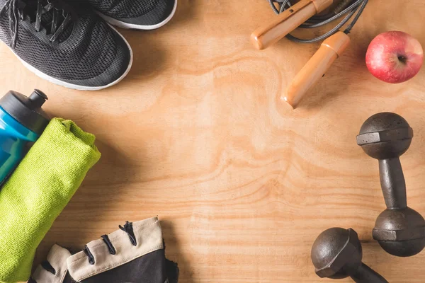 Ahşap masa arka plan, Fitness yaşam tarzı kavramı, metin için boş alan spor malzeme Üstten Görünüm