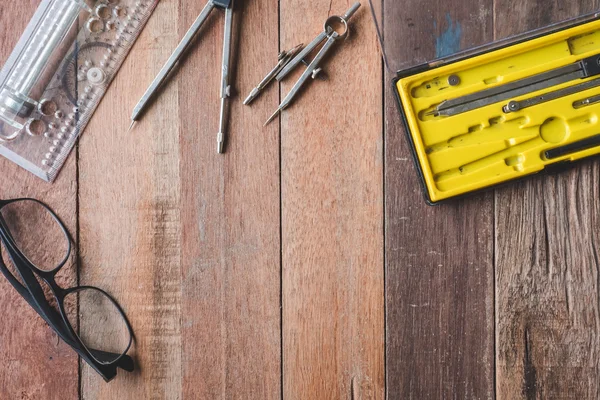 Bovenaanzicht van engineering tools met bril op houten tafel achtergrond. Vrije ruimte voor tekst — Stockfoto