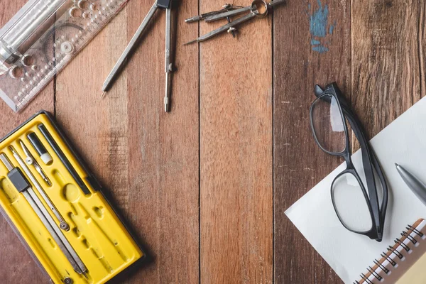 Bovenaanzicht van de engineering tools met papier, pen en glazen op houten tafel achtergrond. Vrije ruimte voor tekst — Stockfoto