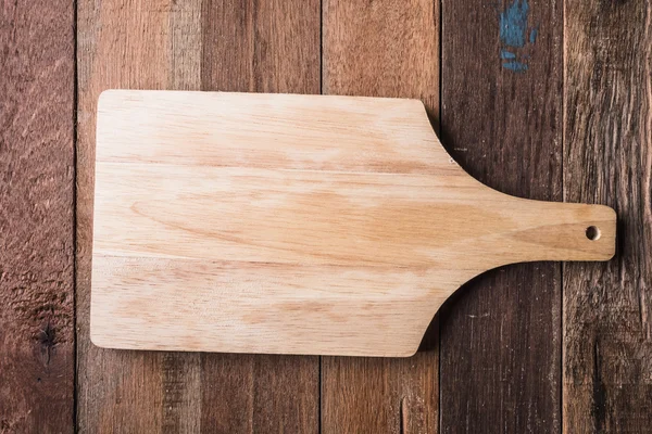 Ahşap masa arka planı üzerinde ahşap tepsi üst görünümü. 