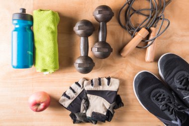 Ahşap masa arka plan üzerinde Spor şeyler üst görünümü, Fitness yaşam tarzı kavramı