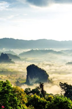 Manzara güneşli sabah sis Phu Lang Ka, Phayao, Tayland, Tarih