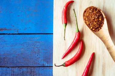 Üstten Görünüm kırmızı sıcak biber, biber kırmızı mavi ahşap masa arka plan, metin için boş alan ile
