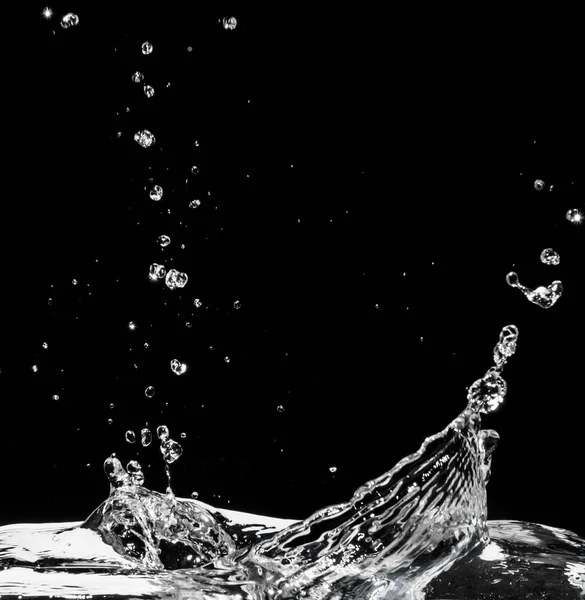 Salpicadura de agua aislada sobre fondo negro —  Fotos de Stock