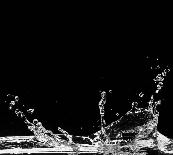 Salpicadura de agua aislada sobre fondo negro — Foto de Stock