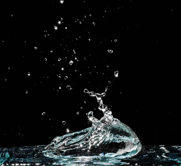 Salpicadura de agua aislada sobre fondo negro —  Fotos de Stock