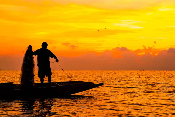 Silhouette of Fishermen fishing in the lake at the sunrise time. — Stock Photo, Image