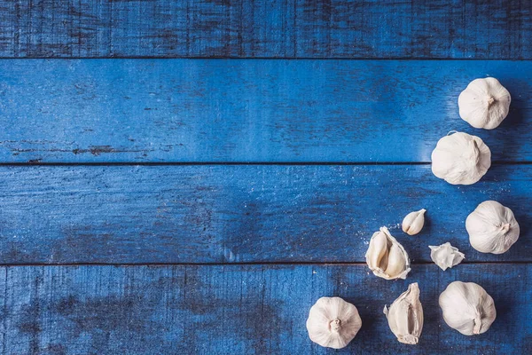 Ovanifrån av vitlök på blå träbord bakgrund. — Stockfoto