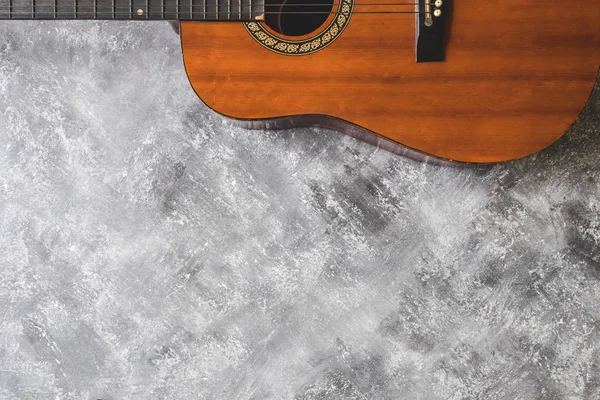 Bovenaanzicht van de gitaar op grunge achtergrond, vrije ruimte voor tekst — Stockfoto