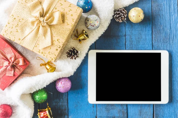 Vista superior de cajas de regalo con decoración navideña y tableta sobre fondo de mesa de madera — Foto de Stock