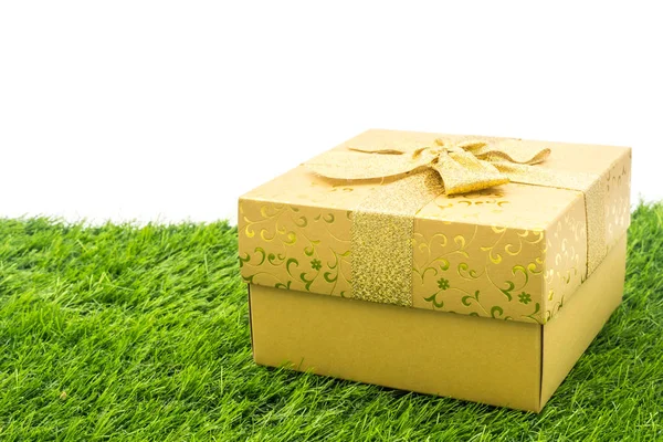 Yeşil çim zeminde hediye kutusu. — Stok fotoğraf