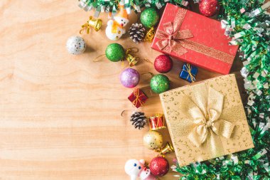 Hediye kutuları ahşap masa arka plan üzerinde Noel dekorasyonu ile Üstten Görünüm