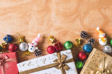 Hediye kutuları ahşap masa arka plan üzerinde Noel dekorasyonu ile Üstten Görünüm