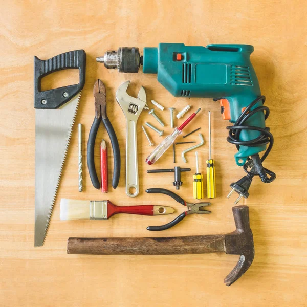 Ensemble de différents outils de travail sur fond de table en bois . — Photo