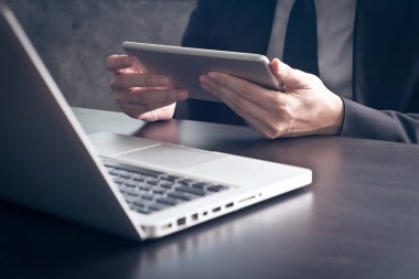 Ofis Masası üzerinde tablet kullanarak iş adamı yakın çekim.