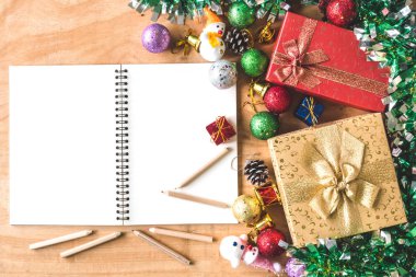 Hediye kutuları Noel dekorasyonu ve defter ile üstten görünüm ahşap masa arka plan üzerinde