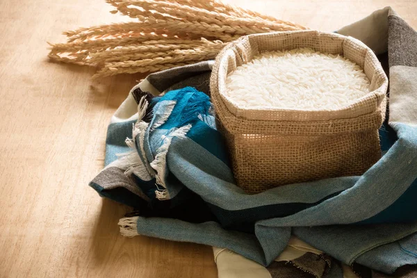 Grain de riz cru et riz sec sur fond de table en bois . — Photo