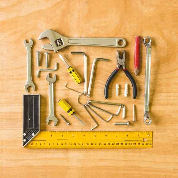 Ensemble de différents outils de travail sur fond de table en bois . — Photo