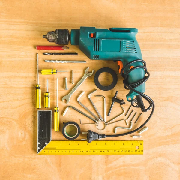 Ensemble de différents outils de travail sur fond de table en bois . — Photo