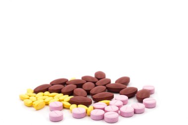 Bir sürü farklı tıp hapları beyaz arka plan üzerinde.