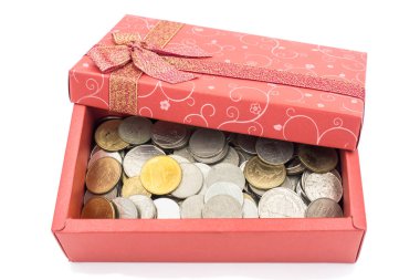 Paralar beyaz zemin üzerine kırmızı hediye kutusunda