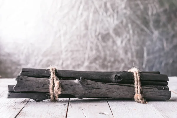 Bois de chauffage sur table en bois, décor de Noël — Photo