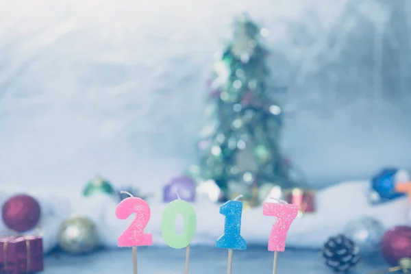 Número 2017 sobre fondo de decoración de Navidad . —  Fotos de Stock