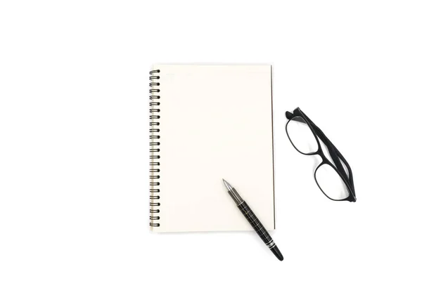 Vista superior del cuaderno con bolígrafo y gafas sobre fondo blanco . — Foto de Stock